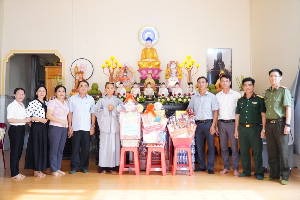 Phó Chủ tịch UBND huyện Bùi Văn Hiếu thăm, chúc mừng Đại lễ Phật đản năm 2024.