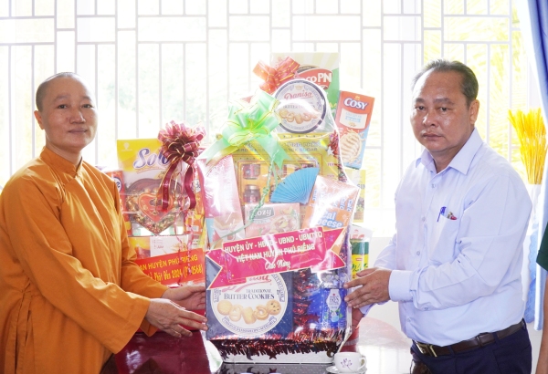 Phó Bí thư Thường trực Huyện ủy Phú Riềng Nguyễn Quốc Soài thăm, tặng quà Phật đản tại xã Phước Tân.
