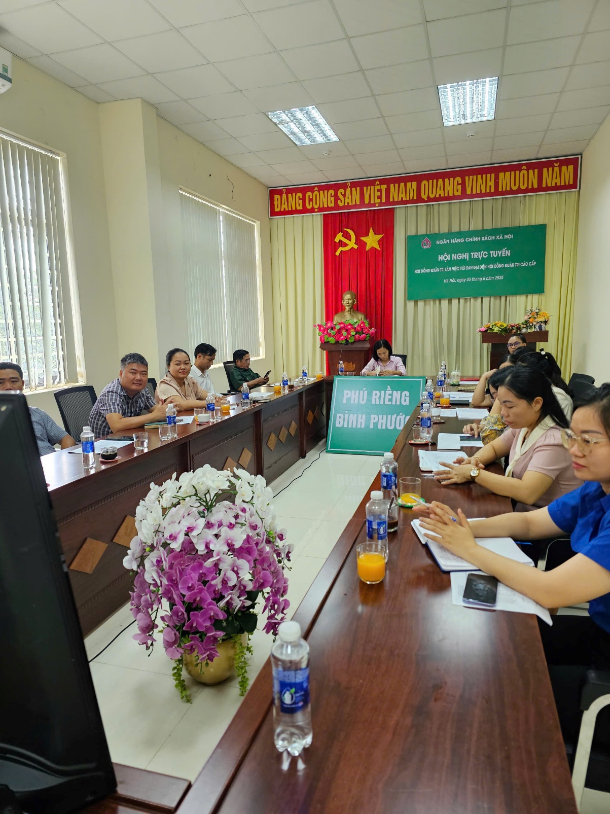 Phiên họp trực tiếp và trực tuyến HĐQT NHCSXH các cấp